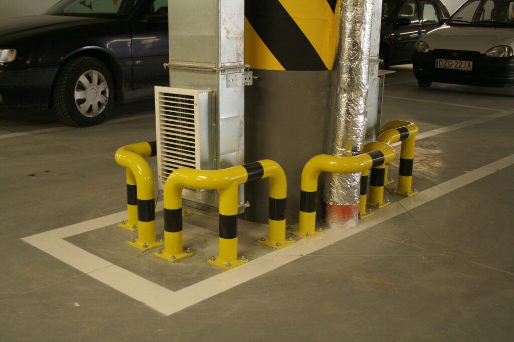 Ochrona pionów instalacyjnych na parkingu podziemnym odbojnicami przyziemnymi