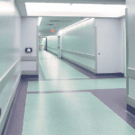 Odbojnice ścienne w korytarzach szpitalnych