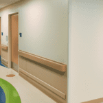 Ochrona ścian w korytarzach szpitalnych odbojnicami