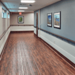 Poręcze drewniane w korytarzach szpitala