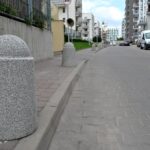 Zabezpieczenie chodnika słupkami betonowymi