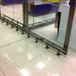 Ochrona szklanych witryn w hipermarkecie za pomocą odbojnic nierdzewnych liniowych